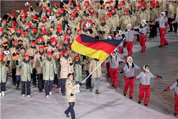 Fahnenträger Eric Frenzel führt die deutsche Mannschaft bei der Eröffnungsfeier an.
