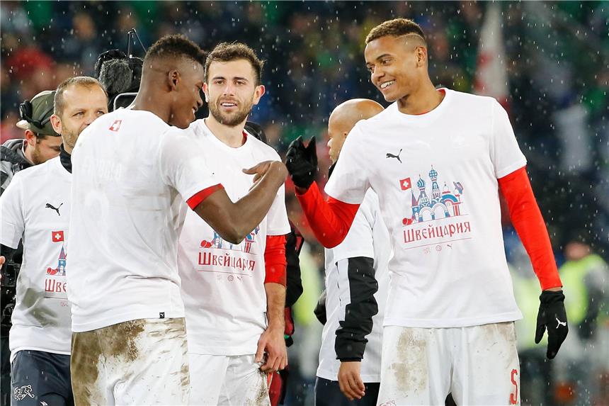 Schalke gegen BVB - für 90 Minuten ruht die Freundschaft Fahren gemeinsam mit der Schweiz zur WM: Breel Embolo (l.) und Manuel Akanji.