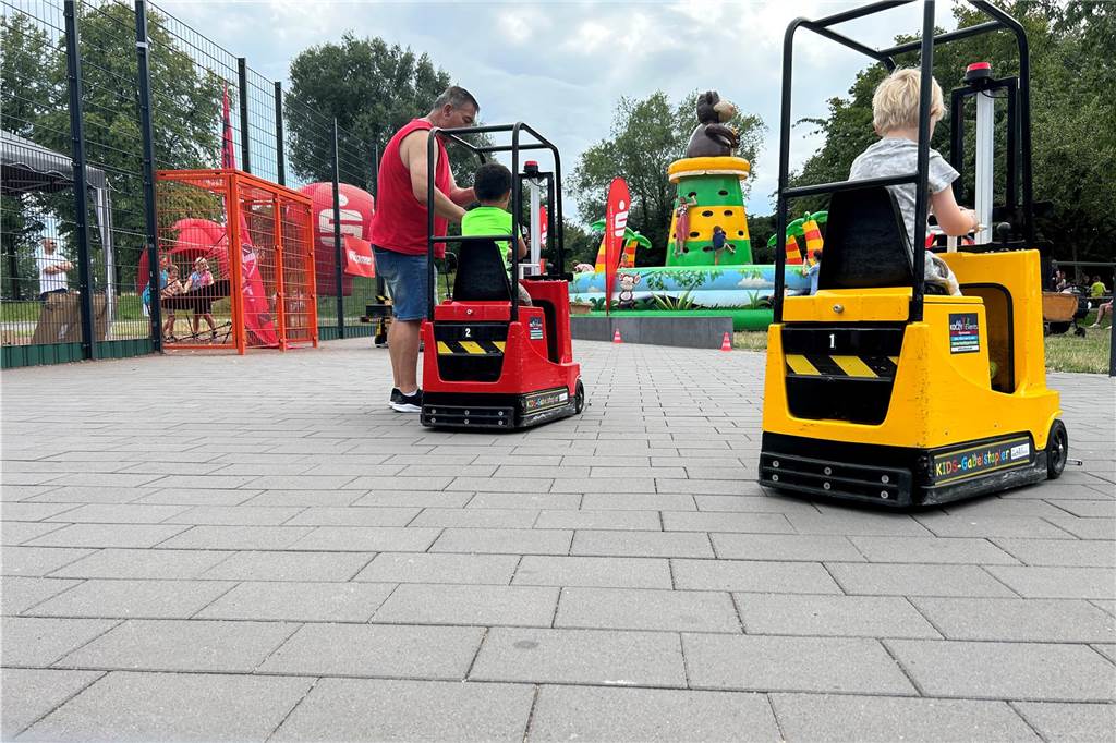 Fahren mit Spielzeug-Gabelstaplern bei der Mr. Trucker-Kinderhilfe.