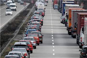 Fahrer von Personenwagen und Lastwagen bilden auf der Autobahn eine Rettungsgasse. Foto: Holger Hollemann