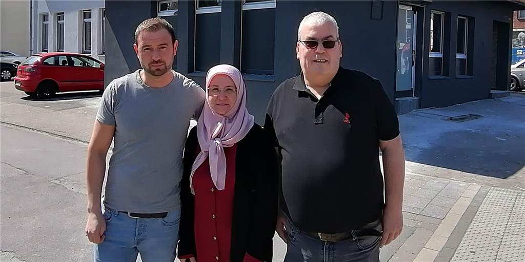Krieg, Corona und ein Schaltkasten verzögern Eröffnung von Dortmunder Restaurant Fahrettin Alacali, Cemile und Ali Dincer (v.l.) wollten schon Anfang Juni das Restaurant Symbol in Mengede neueröffnen. Dann kam es zu einem Lieferengpass.