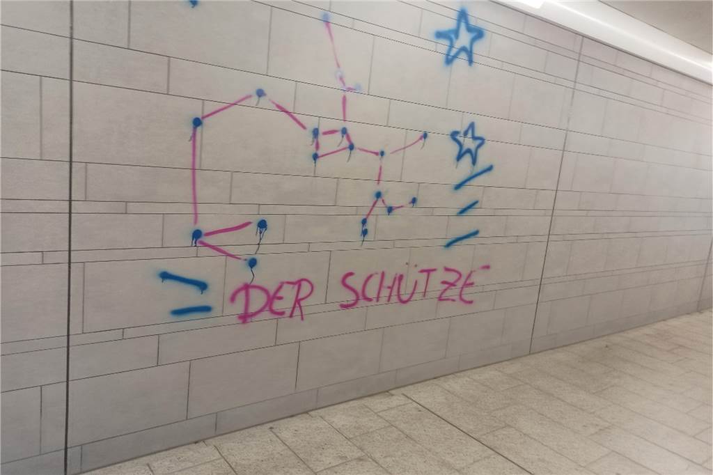 Fußgängertunnel im Bahnhof mit Graffiti beschmiert - es wird immer mehr Fahrgäste ärgern sich über solch verschmierte Wände.