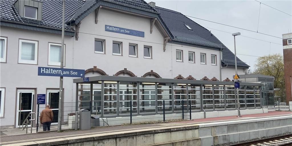 Nach Rauswurf mit Polizeieinsatz: Bahn entschuldigt sich für Ärger in Haltern Fahrgäste, die an Gleis 1 warten, sind schutzlos dem Wetter ausgeliefert. Die Bahn arbeitet an einer Lösung.