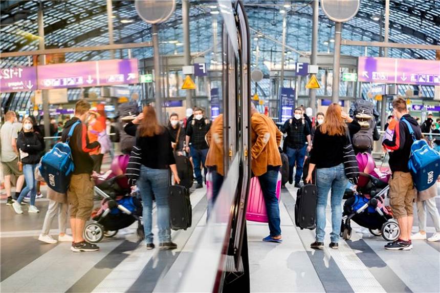 Bundesregierung prüft 3G-Regel für Züge und Inlandsflüge Fahrgäste steigen am Berliner Hauptbahnhof in einen ICE ein.