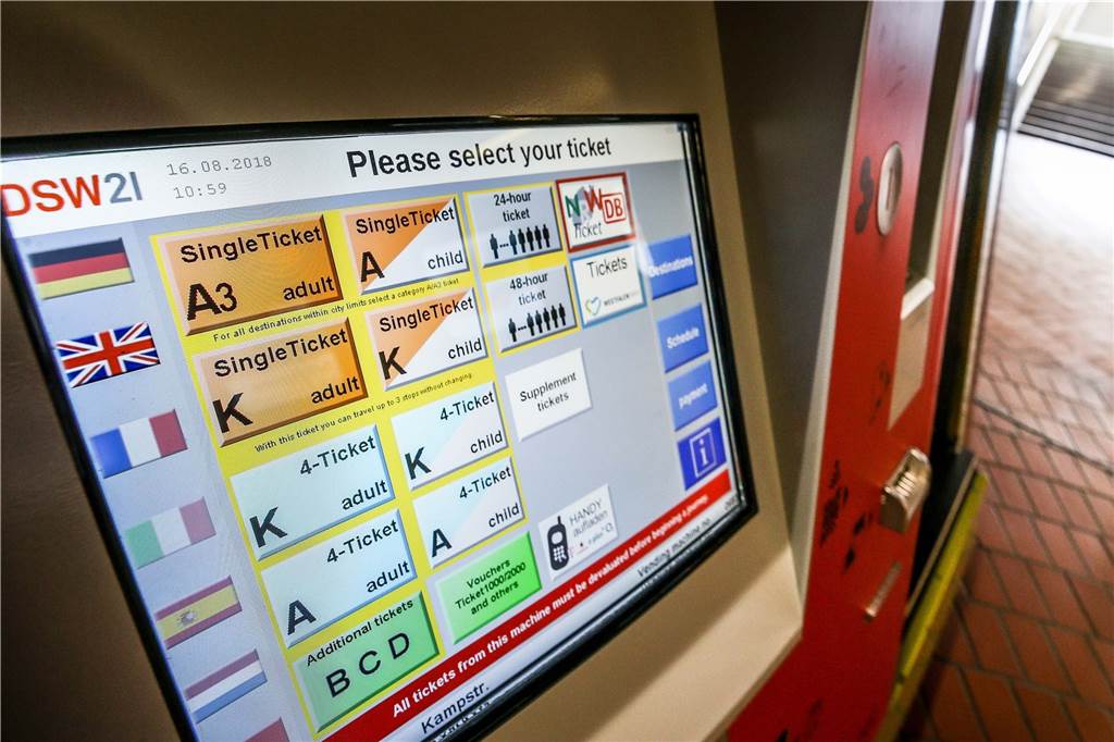 Fahrkartenautomaten von DSW21 zeigen die Ticket-Informationen in sechs Sprachen an.