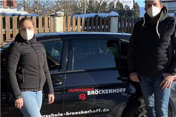 Fahrlehrer Hartmut Bröckerhoff darf aktuell nur mit einer ausgewählten Gruppe von Fahrschülern eine Fahrstunde absolvieren. Dabei müssen Lehrer und Schüler stets FFP2-Masken tragen.