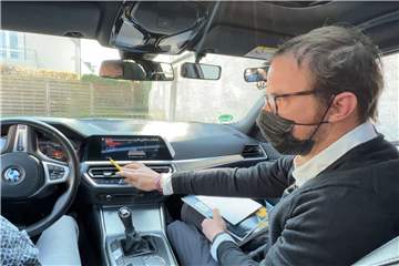 Fahrlehrer Steffen Meyer hat sich Zeit genommen für zwei Übungsfahrten mit Schulungseinheit. Das Ergebnis ist verblüffend: So viel kann man beim Fahren sparen.