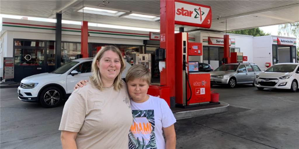 Ende des Tankrabatts: Castrop-Rauxeler erwarten 30 Cent Aufschlag Lea Lieder und ihr Bruder stehen vor einer Tankstelle in Castrop-Rauxel.