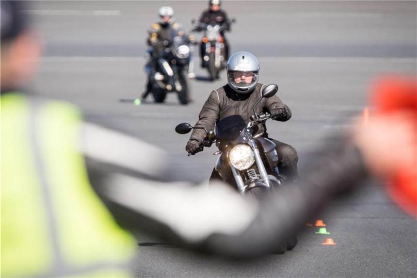 Motorradfahren für Wiedereinsteiger Fahrpraxis auffrischen: Experten raten bei langer Motorradabstinenz zu einem Fahrsicherheitstraining wie hier vom ADAC. Foto: Frank Rumpenhorst