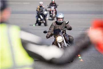 Fahrpraxis auffrischen: Experten raten bei langer Motorradabstinenz zu einem Fahrsicherheitstraining wie hier vom ADAC. Foto: Frank Rumpenhorst