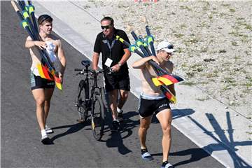 Fahrrad-Touren zum Dortmund-Ems-Kanal: Riemen-Bundestrainer Uwe Bender (M.), hier beim Weltcup in Linz mit Richard Schmidt (r.) und Torben Johannesen, verbringt seinen Zwangs-Urlaub „zufällig“ dort, wo seine Ruderer trainieren.