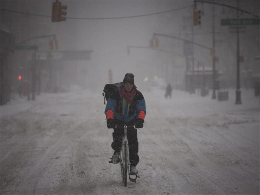 Mehr als ein Dutzend Tote durch Schneesturm an US-Ostküste Fahrradfahren ist bei der momentanen Wetterlage an der Ostküste der USA so gut wie unmöglich - dieser Mann in New York versucht es trotzdem. Foto: John Taggart