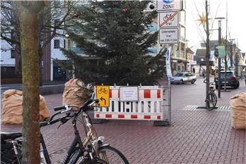 Fahrradfahren ist während der Vorweihnachtszeit im Bereich Lange Straße / Münsterstraße in der Fußgängerzone verboten. Nicht jeder hält sich daran. 