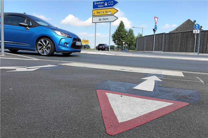 Was es im Kreisel zu beachten gibt Fahrradfahrer auf der Kreisstraße müssen am Kreisel mit dem Zeche-Hermann-Wall Vorfahrt achten. Das irritiert, weil sich Radler aus beiden Richtungen begegnen. Und weil viele Autofahrer überrascht sind. vom Hofe