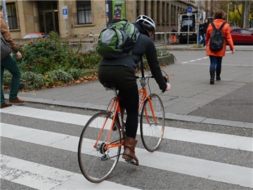 Fahrradfahrer müssen nicht an einem Zebrastreifen absteigen. Fahren sie darüber, haben sie aber keinen Vorrang mehr. Foto: Franziska Kraufmann/dpa