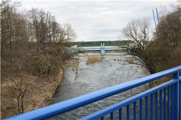 Fahrradfahrer und Spaziergänger müssen an der Steverbrücke am Walzenwehr einen Umweg über die Straße machen.