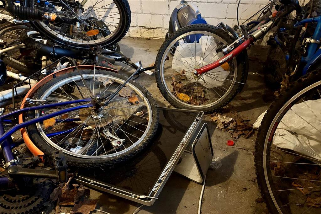 Wenn Mieten zum Kleinkrieg wird Fahrräder, ein Bildschirm, ein Staubsauger: Dies sind nur einige der im Keller herumliegenden Teile.