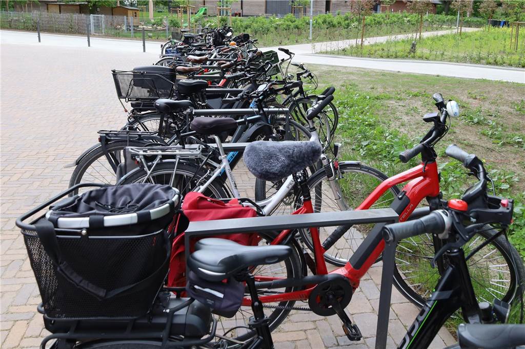 Fahrräder vor dem Besucherzentrum.