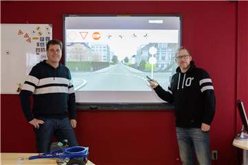 Fahrschulinhaber Bernd Kamphuis und Fahrlehrer Christian sind froh, dass zumindest die Theoriestunden wieder mit geringen Einschränkungen stattfinden können.