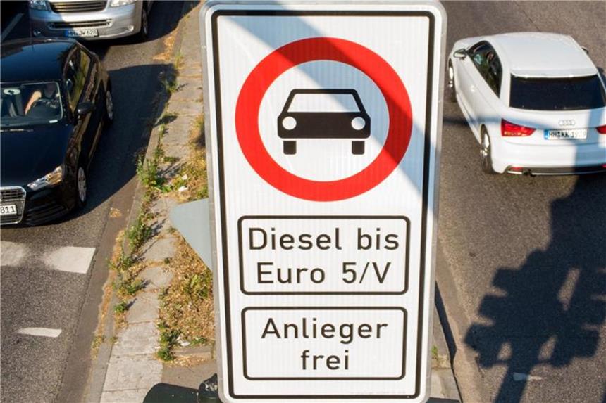 Diesel-Fahrverbote werden erstmals kontrolliert Fahrverbotsschild für Fahrzeuge mit Diesel-Motor bis Euro5 an der Max-Brauer-Allee in Hamburg. Wegen zu schmutziger Luft gilt seit dem 31.05.2018 in Hamburg auf einigen Straßen ein Fahrverbot. Foto: Daniel Bockwoldt