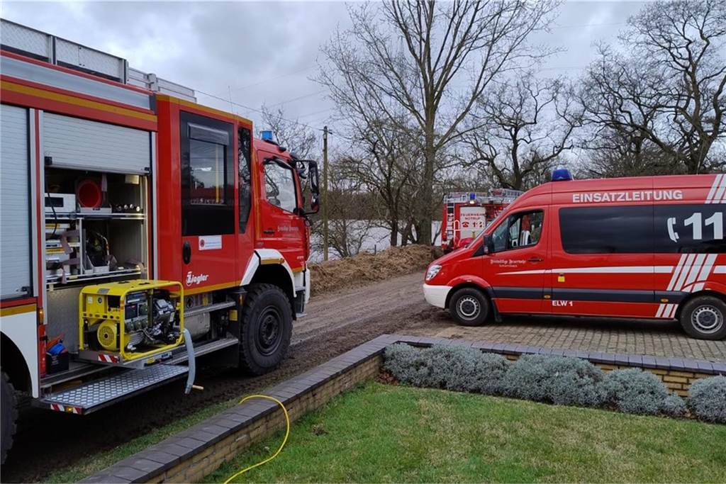 Mehrere Einsätze für die Feuerwehr Schermbeck Fahrzeuge an der Einsatzstelle beim Wasserschaden zur Straße „Alte Fährstraße“: Hier war ein Keller mit Wasser vollgelaufen.