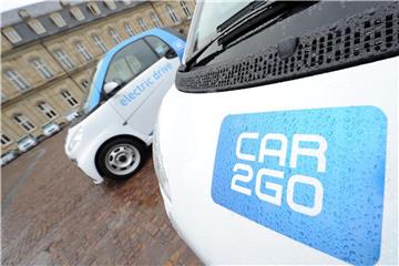 Fahrzeuge der car2go Flotte: Carsharing gilt als wichtiges Zukunftsfeld im Wettbewerb der Autobauer mit Internet-Plattformen wie Google oder Uber. Foto: Bernd Weissbrod