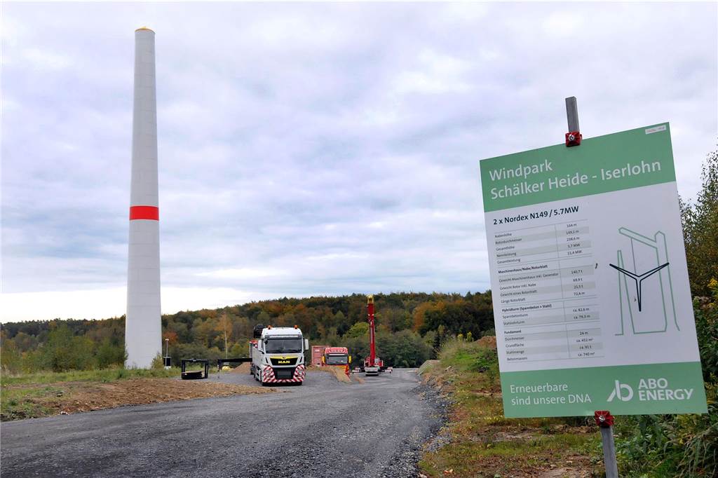 Fahrzeuge stehen rund um den Pfeiler für ein Windrad in Iserlohn-Schälk.