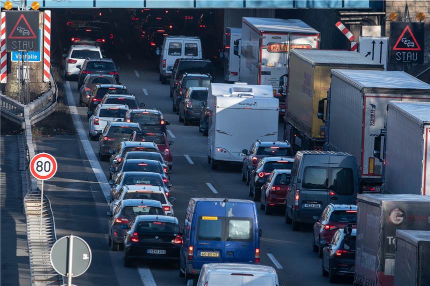 Fahrzeuge stauen sich bei Hagen auf der A1. (Symbolbild)