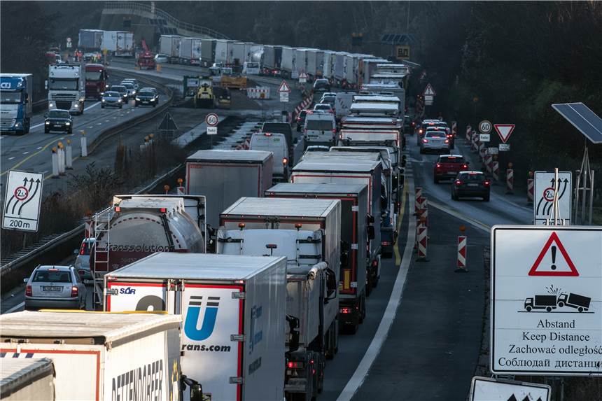 Autobahnstaus in NRW nehmen zu – ADAC: „Autobahnsystem in NRW droht der Kollaps“ Fahrzeuge stauen sich in der Nähe der Stadt Wetter auf der A1 vor einer Baustelle an der Brücke Vollmarstein. Die Autobahn zählt in diesem Bereich zu den zehn stauanfälligsten Autobahn-Strecken 2022 in Nordrhein-Westfalen.