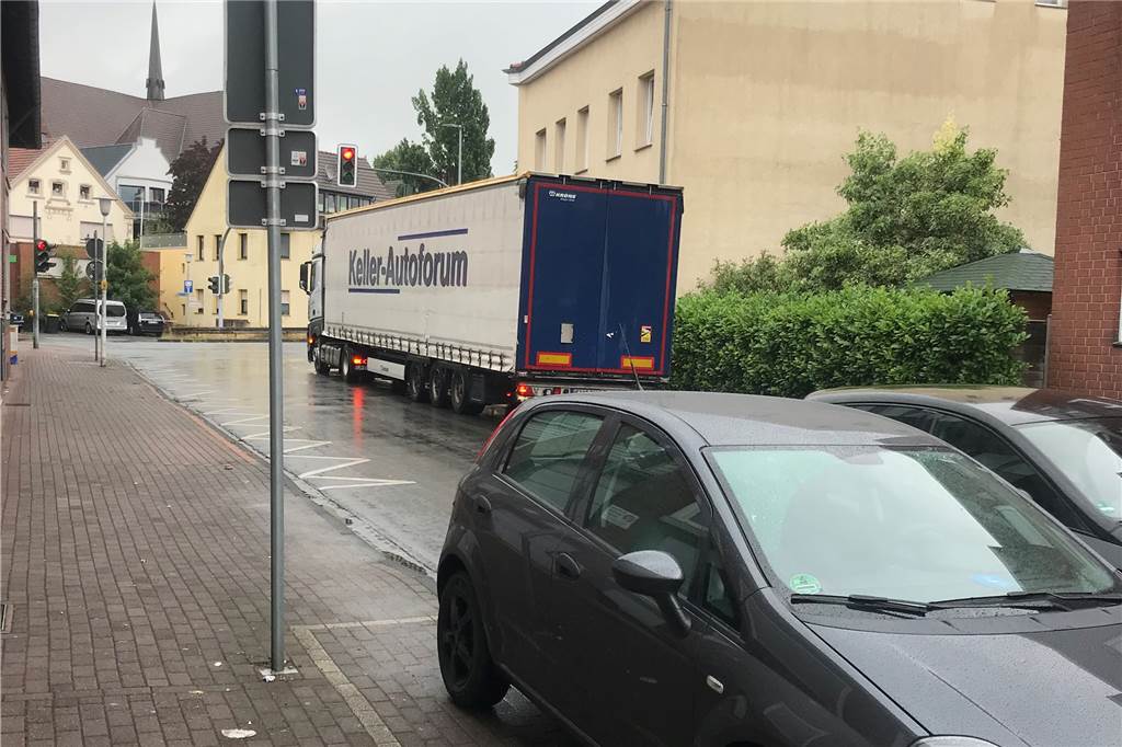 Neues Gewerbe am Halterner Bahnhof: Anwohner fürchten Verkehrschaos Fahrzeuge über 3,5 Tonnen dürfen die Bahnhofstraße gar nicht passieren. Doch an das Verbot hält sich kaum jemand, weil es in Vergessenheit geraten ist.