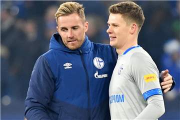 Faire Geste: Vor und nach dem Spiel nahm Ralf Fährmann (l.) seinen Konkurrenten Alexander Nübel in den Arm.