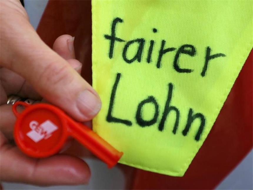 Bundesbank wirbt für höhere Tarifabschlüsse «Fairer Lohn» ist auf der Jacke eines Streikenden zu lesen. Foto: Stephanie Pilick/Archiv