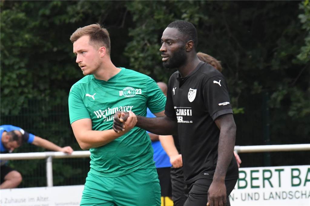 BW Alstedde gewinnt das Vorbereitungs-Derby Fairplay: Ali Shaibu (r.) und Niklas Rogge geben sich nach einem Foulspiel die Hand.