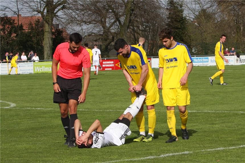 SV Herbern trennt sich unentschieden vom SV Mesum Fairplay: Trotz des sportlichen Konkurrenzkampfes waren die Herberner Spieler sofort zur Stelle und halfen, den Muskelkrampf eines Mesumer Spieler zu lösen.