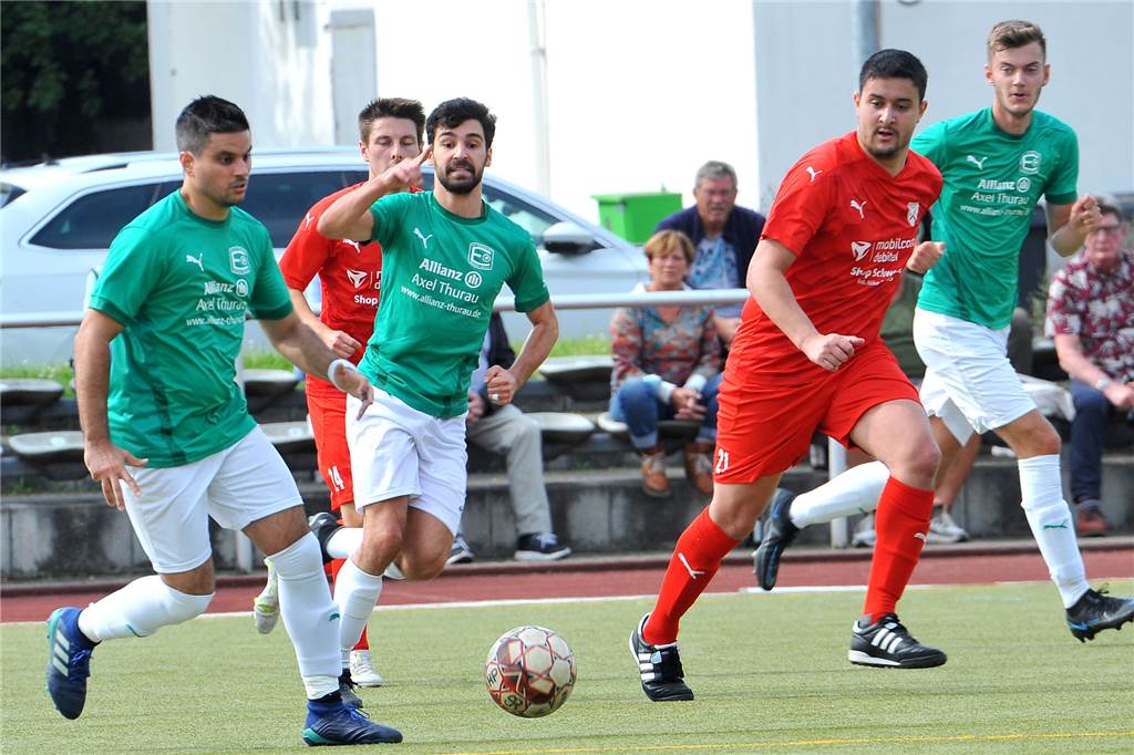 Platz 3: Fußballer 26 Spiele gesperrt: Strafe nach verwirrender Schiri-Aussage aufgehoben Faisal Ouali (2.v.re.) darf wieder Fußball spielen.