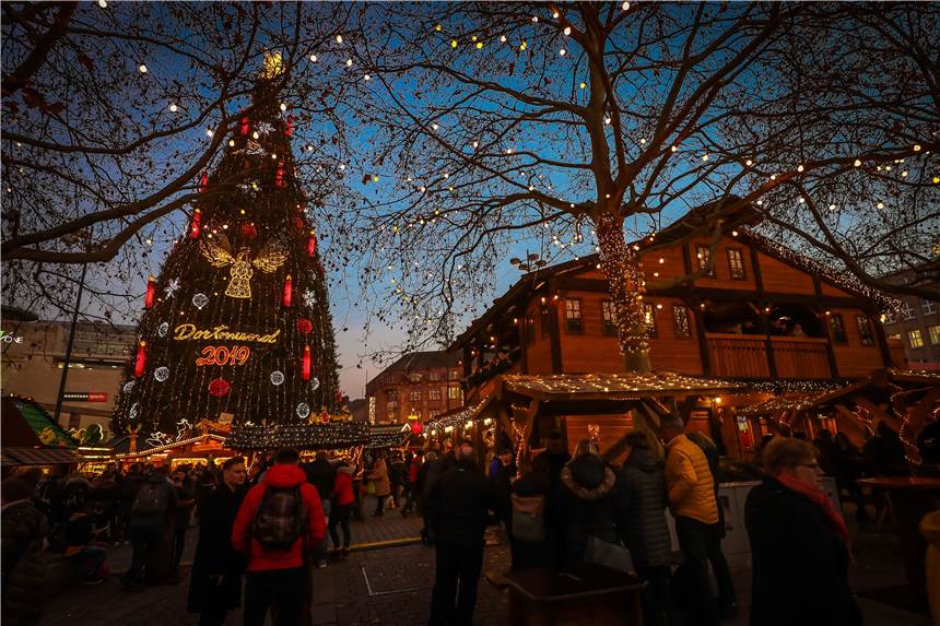 Forderung: Stadt Dortmund soll für den Riesen-Weihnachtsbaum zahlen Falls ein Weihnachtsmarkt in diesem Jahr stattfindet, wird er wohl anders als im Jahr 2019 aussehen müssen.