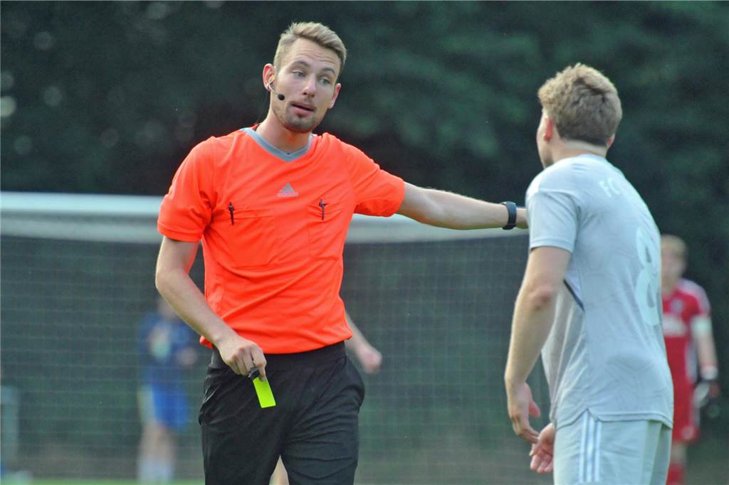 Kapitänsregelung kommt im Fußballkreis gut an Falls "normale" Spieler zu viel diskutieren, können Schiedsrichter Sven Wensing und seine Kollegen ihnen schnell die Gelbe Karte zeigen.
