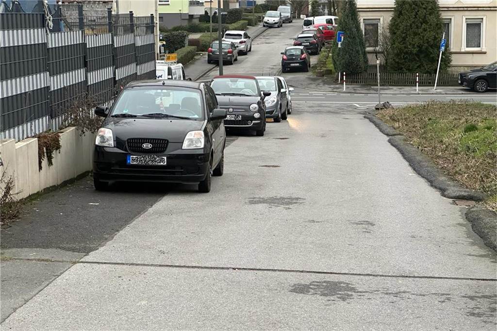 Müll- und Parkchaos im Linnenweg lässt Haus-Eigentümer verzweifeln Falschparker blockieren einen Teil der Zufahrt zum Neubaugebiet Linnenweg in Lütgendortmund.