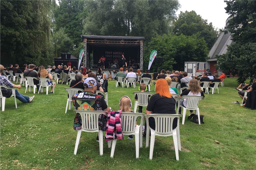 Wieder Livekonzert in Lünen: „Schön, bekannte Gesichter zu sehen“ Familiär und trotzdem laut. Die Kinder kamen daher mit Gehörschutz zum Konzert.
