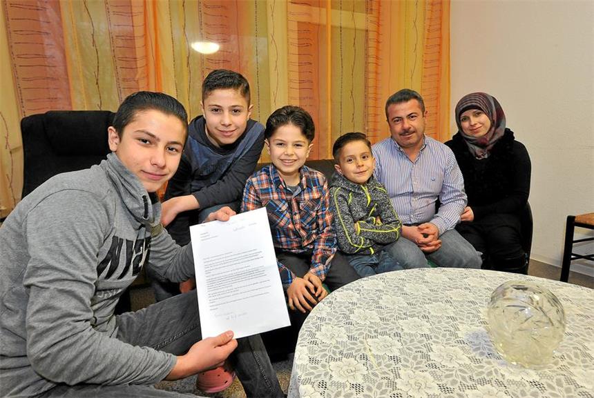 So geht es einer syrischen Familie in Schwerte Familie Aljendi ist in Schwerte angekommen. Von links nach rechts: Mohamad, Ahmad, Mahmoudi, Abdulhadi, Imad und Fatima Aljendi mit dem Brief, in dem die Familie sich bedankt.