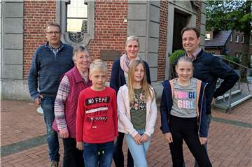 Familie Althoff und Heinz-Josef Bröker (links) wissen das Leben in Ahle zu schätzen. Es fehlt Tochter Laura.