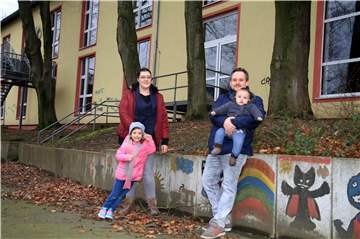 Familie Berten - Sina (28), Ayla (5), Tobias (30) und Luca - wohnt gerne in Merklinde. Dass die Harkortschule geschlossen hat, finden sie jedoch schade. "Würde ich zuziehen, wäre das ein Ausschlusskriterium", sagt Sina Berten.