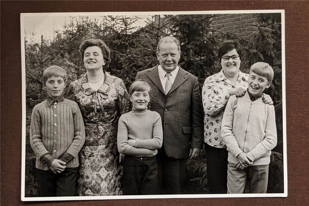 Marie-Anne Lemée, die Pionierin des Au-Pair-Austauschs: Zwischen Wüllen und Frankreich Familie Bußmann, links und Marie-Ann Lemée, während eines ihrer vielen späteren Treffen in Wüllen
