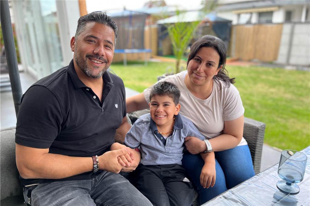 „Erfolgserlebnis“ gibt Arzu Ciftci und krankem Sohn Seyyid (8) Kraft Seyyid sitzt neben seinem Vater und seiner Mutter auf der Coach. Alle lächeln in die Kamera