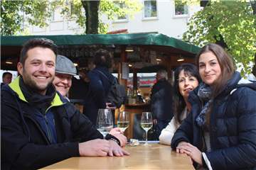 Familie Deckers genoss auf dem Kirchplatz St. Agatha ein Glas Wein.