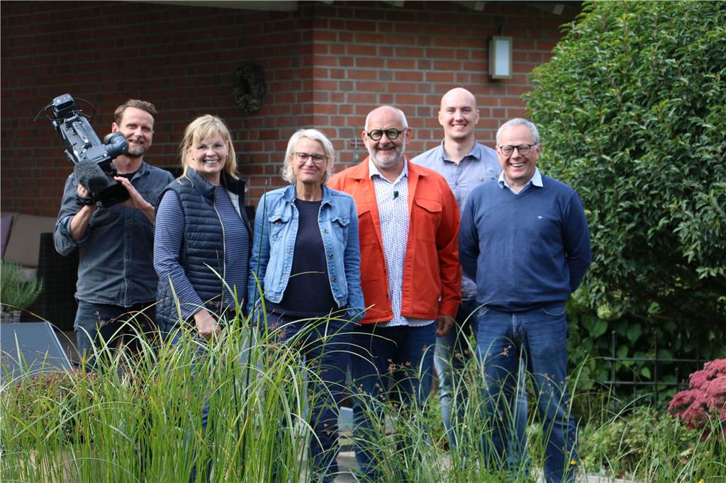 WDR-Gartenzeit: Toller Garten aus Dorsten wird landesweit bekannt Familie Demmer mit dem WDR-Lokalzeit-Team.