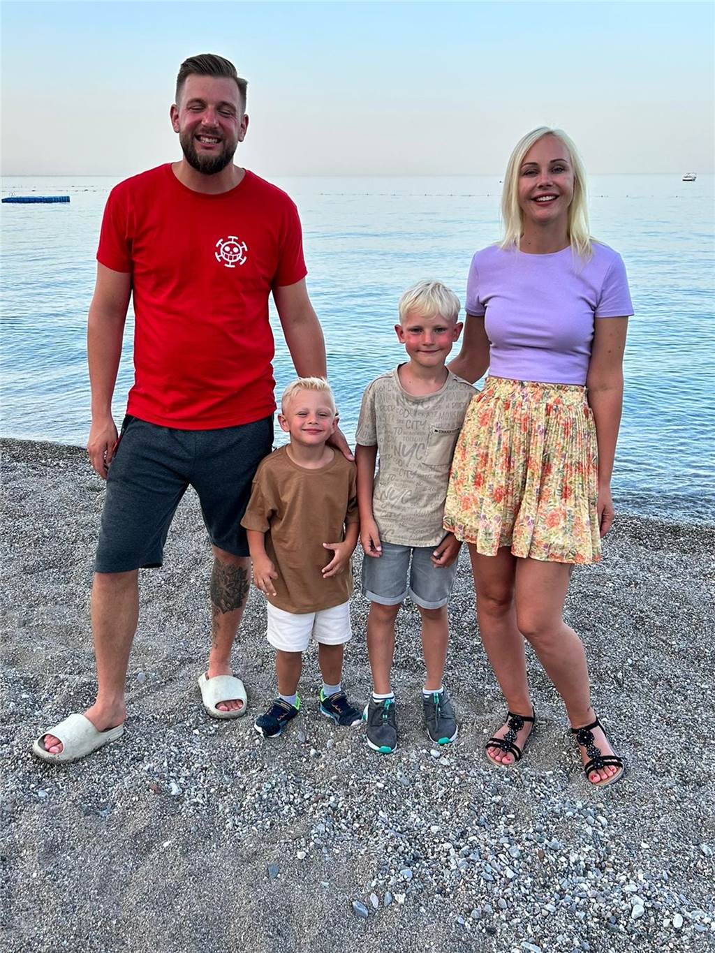 Randys (33) Erlebnis auf dem Super-Spielplatz endete im Rettungswagen Familie Dettweiler im Urlaub. So unbeschwert kann Randy (l.) in den kommenden Monaten kaum auftreten.