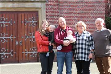 Familie Exner ist mittendrin in Büren - die ältere Generation lebt in einem Haus direkt an der Kirche, nur ein paar Schritte weiter die jüngere. Im Bild (v. l.) Claudia Exner mit Paul, Marius Exner mit Nora sowie Marianne und Bernd Exner.
