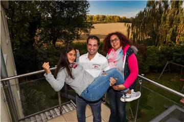 Familie Ferreira fühlt sich wohl in Renninghausen: Tochter Letitia (13) mit den Eltern Lilia (41) und Paulo (43). Die zweite Tochter, Soraya (10), war zum Zeitpunkt des Fotos auf Klassenfahrt.