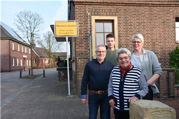Familie Hermesmeyer wohnt in Wennewick-Oldenkott in einem alten Zollhaus direkt an der Grenze. Von links: Michael (62), Theo (17), Elisabeth (86) und Andrea (49) Hermesmeyer.